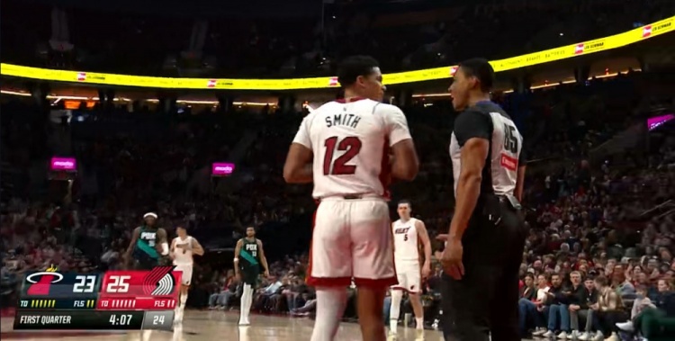 菜！德鲁·史密斯发球被吹走步违例 白白送出球权