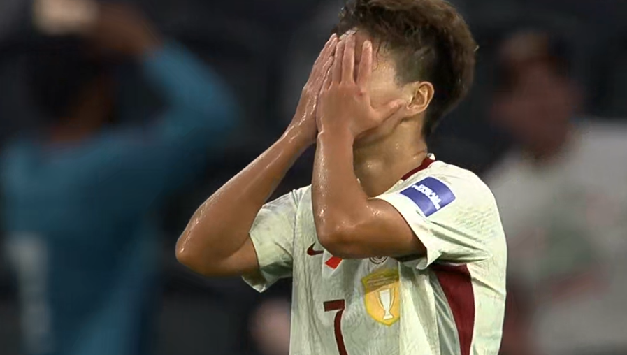 女足亚洲杯争议判罚！王霜进球被吹，VAR介入5分钟，媒体人不满